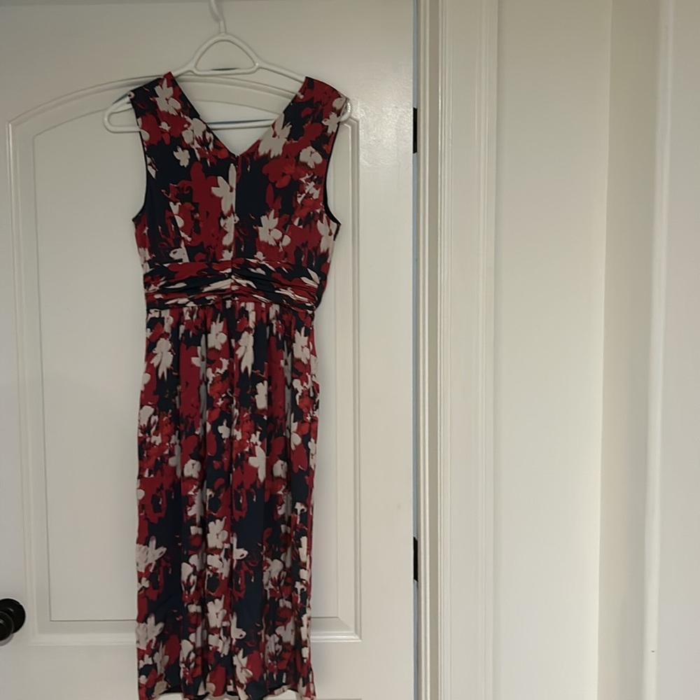 Beautiful VNeck midi dress - Picture 3 of 4